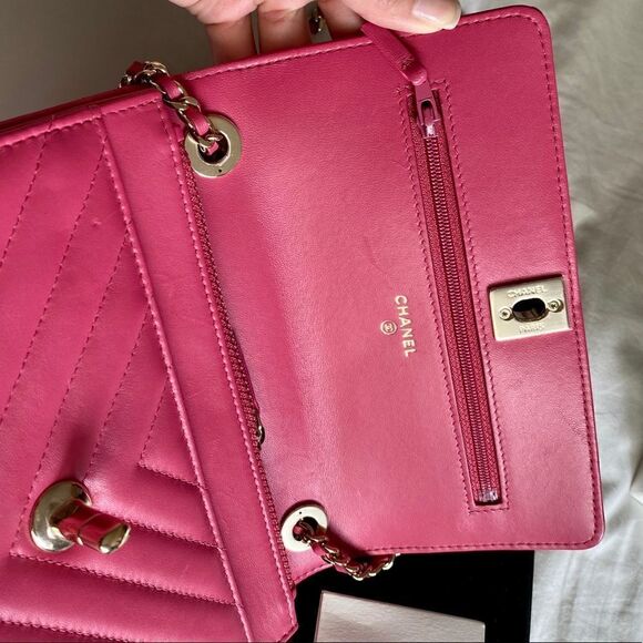 Chanel Trendy CC WOC Chevron Lambskin Wallet On Chain - Pink / light gold - Picture 8 of 14